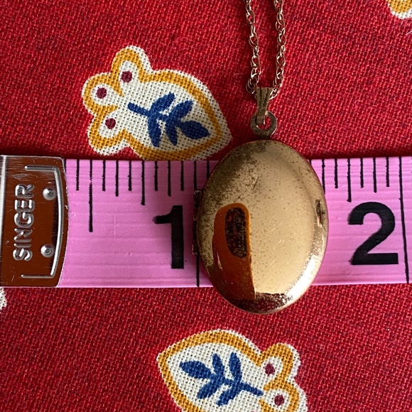 VTG I WEH I 14K Gold Filled Oval Locket - Medium - Picture 12 of 16